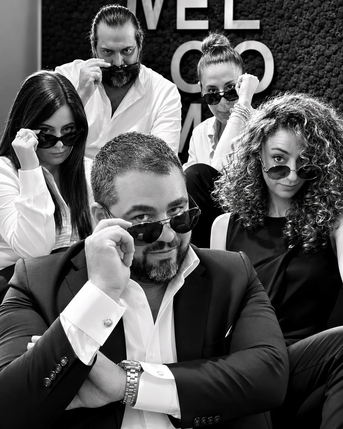 Il team di iCura Impresa nella sede di Napoli: consulenti adulti in abbigliamento professionale, espressione cordiale e competente, ambiente di lavoro ordinato con luce naturale, palette sobria toni navy e grigio, fotografia documentaria
